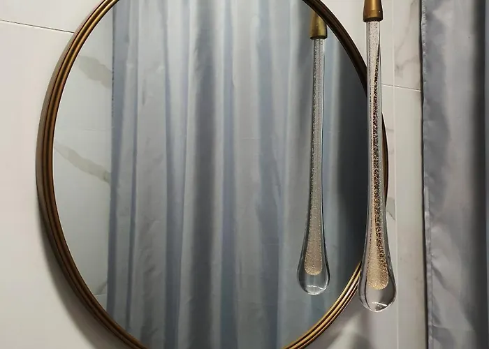 Riverside Elegance דירה