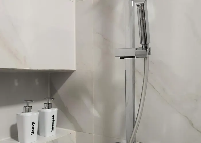 Riverside Elegance דירה